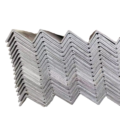 Aço de carbono laminado a quente de grau ASTM Ferro de ângulo desigual para materiais de construção