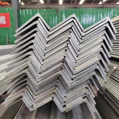 Aço de carbono laminado a quente de grau ASTM Ferro de ângulo desigual para materiais de construção
