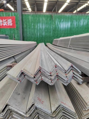 Aço de carbono laminado a quente de grau ASTM Ferro de ângulo desigual para materiais de construção