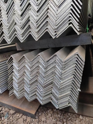 Aço de carbono laminado a quente de grau ASTM Ferro de ângulo desigual para materiais de construção