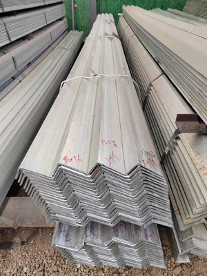 Barras de aço carbono suave laminadas a quente com ângulos desiguais iguais para estrutura de edifício durável