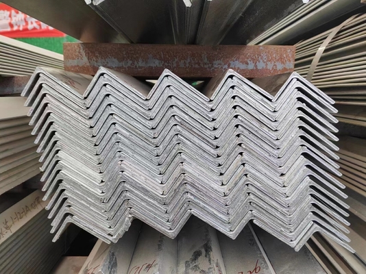 Barras de aço carbono suave laminadas a quente com ângulos desiguais iguais para estrutura de edifício durável