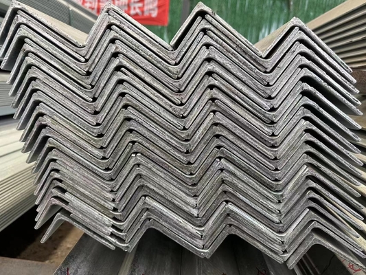 Barras de aço carbono suave laminadas a quente com ângulos desiguais iguais para estrutura de edifício durável