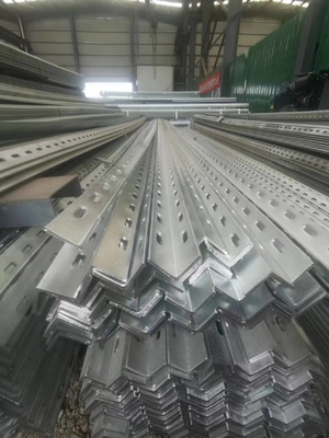 Barras de aço de ângulo L galvanizadas a quente com furos