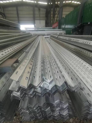 Barras de ferro laminadas a quente de aço em forma de L com ângulo igual para construção com furos