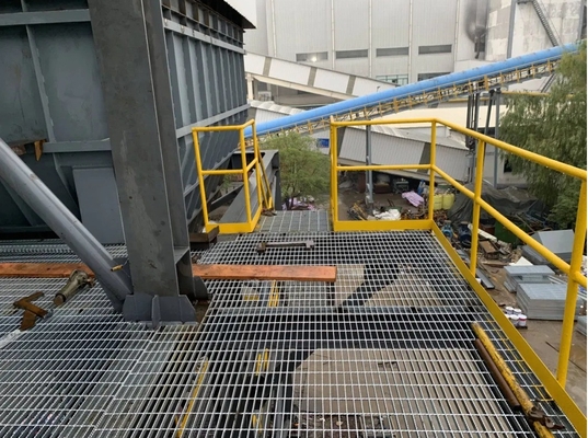 Passeios de grades de aço prateado com estilo de design industrial e peso da plataforma de solda